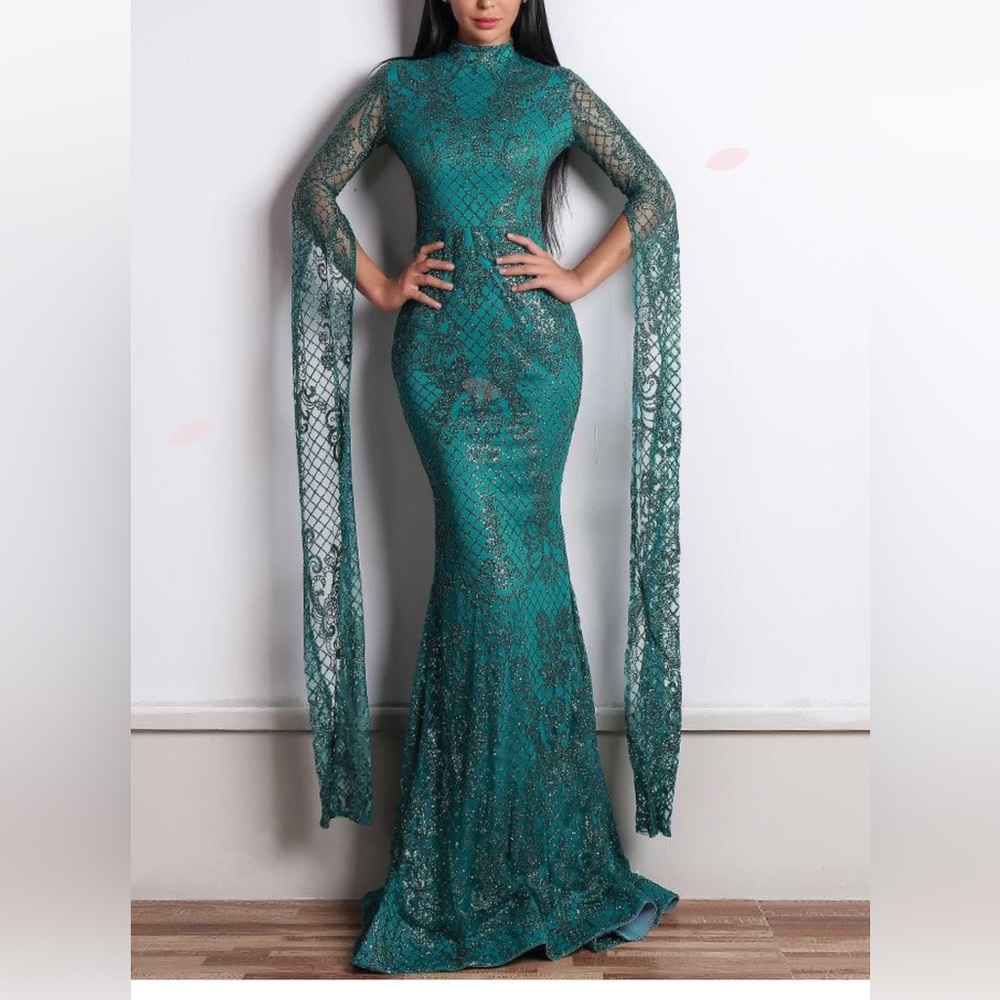 MAKE AN OFFER!! Elegant Emerald Green Mermaid Fit Dress